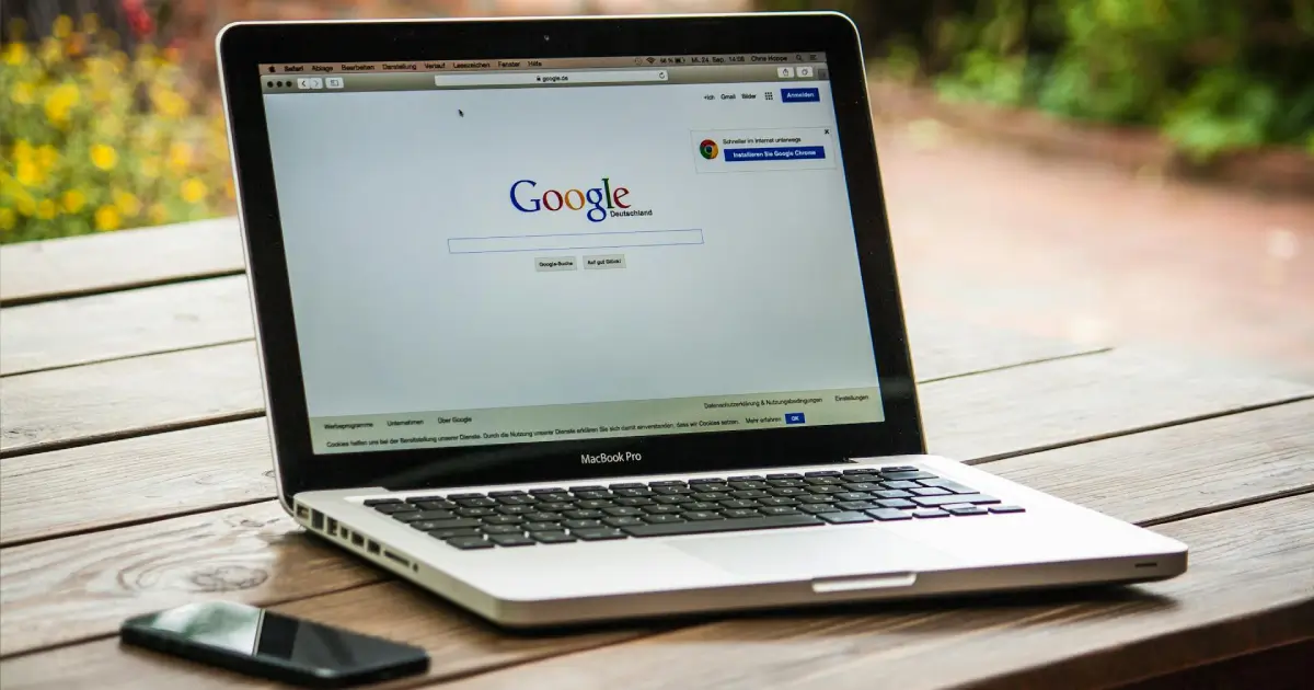 Notebook em cima de uma mesa de madeira com o site do Google aberto representando o marketing digital para autopeças